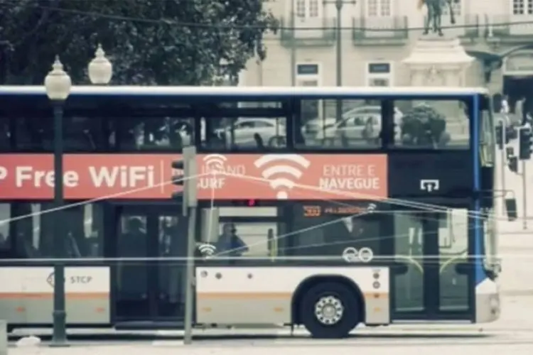 
	&Ocirc;nibus transformado em roteador de Wi-Fi circula em Portugal: a tecnologia ajudar&aacute; a prefeitura a coletar dados para ajudar no planejamento urbano da cidade
 ( Reprodução/ YouTube/ Veniam)