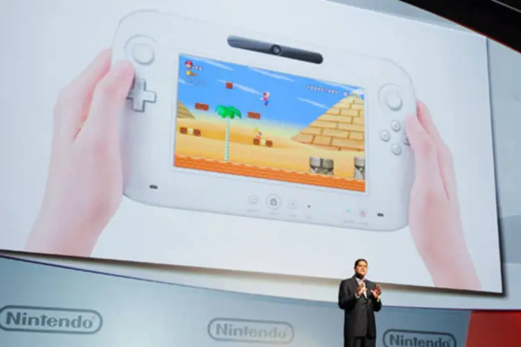 Reggie Fils-Aime mostrando o Wii U em conferência na E3 2011 (Kevork Djansezian/Getty Images)