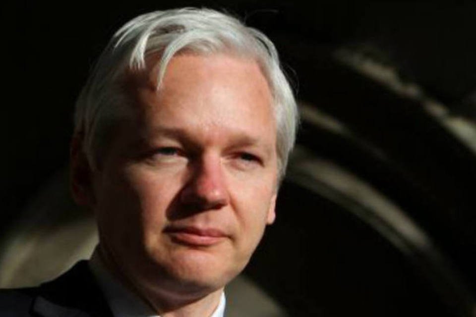 Procuradores suecos querem interrogar Assange em Londres