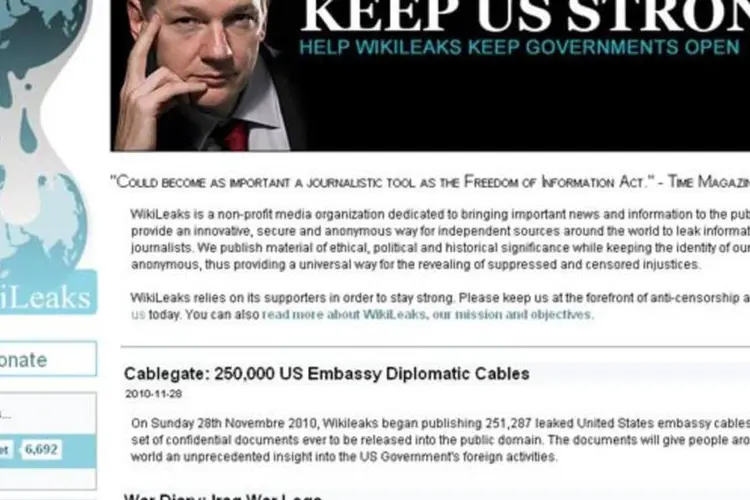Os hackers protestam contra a prisão de Julian Assange (Reprodução)