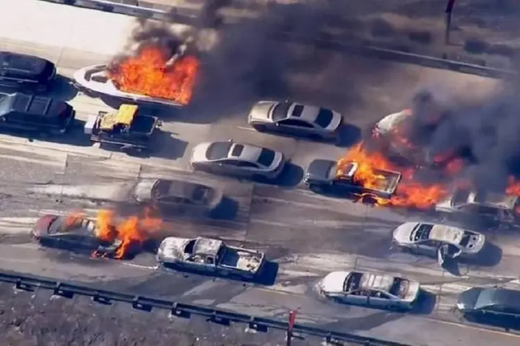 Incêndio florestal: o fogo invadiu a auto-estrada e incendiou vários veículos ontem na Califórnia (Reuters)