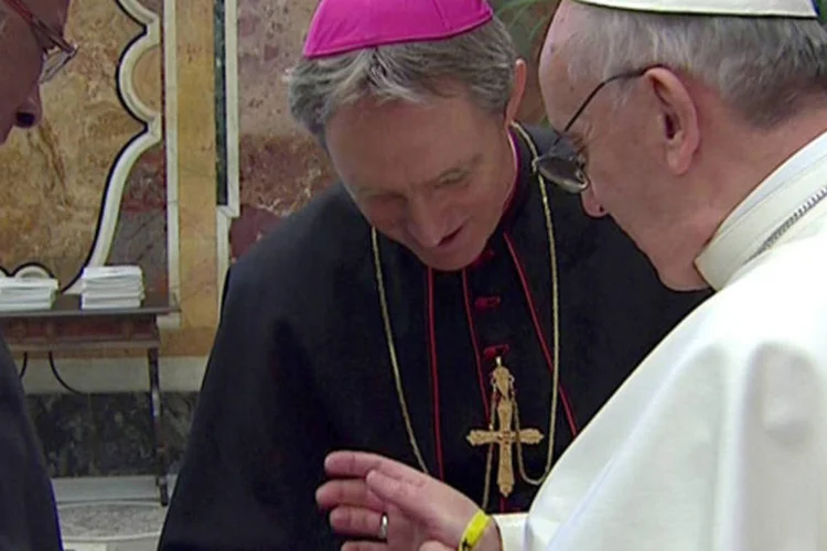 
	Papa Francisco recebe bracelete do cardeal sul-africano Wilfrid Fox Napier, &agrave; esquerda: cardeal afirmou que a pedofilia &eacute; uma &quot;desordem&quot; que precisa ser tratada
 (Reprodução/Vatican CTV via Reuters TV)