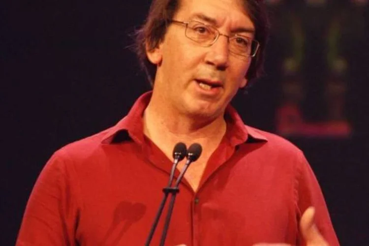 "Percebi que era possível construir um sistema capaz de tornar a vida do jogador muito mais interessante, se soubéssemos onde ele está", diz Will Wright, criador de HiveMind (Wikimedia Commons)