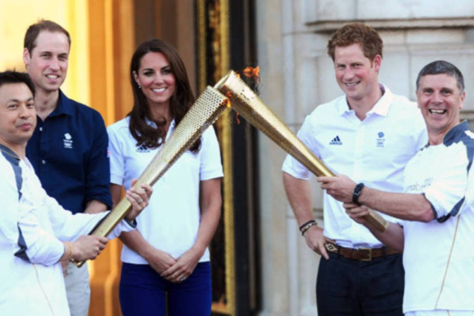 William e Kate recebem a tocha olímpica em Buckingham