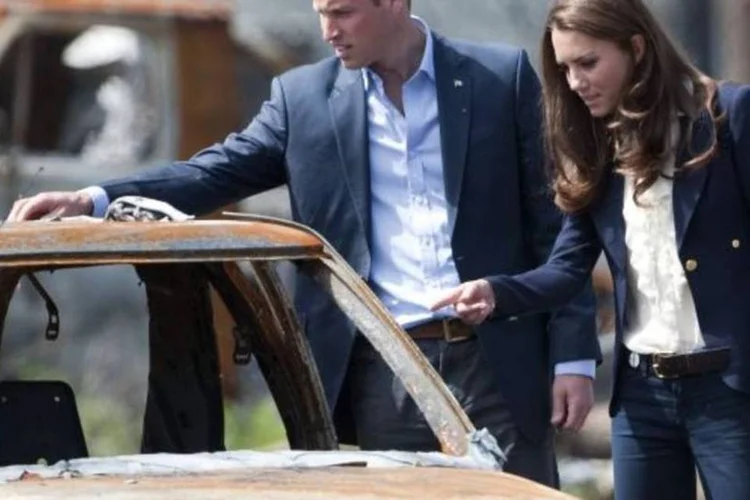 William e Kate olham carro destruido pelas chamas de maio (Getty Images)