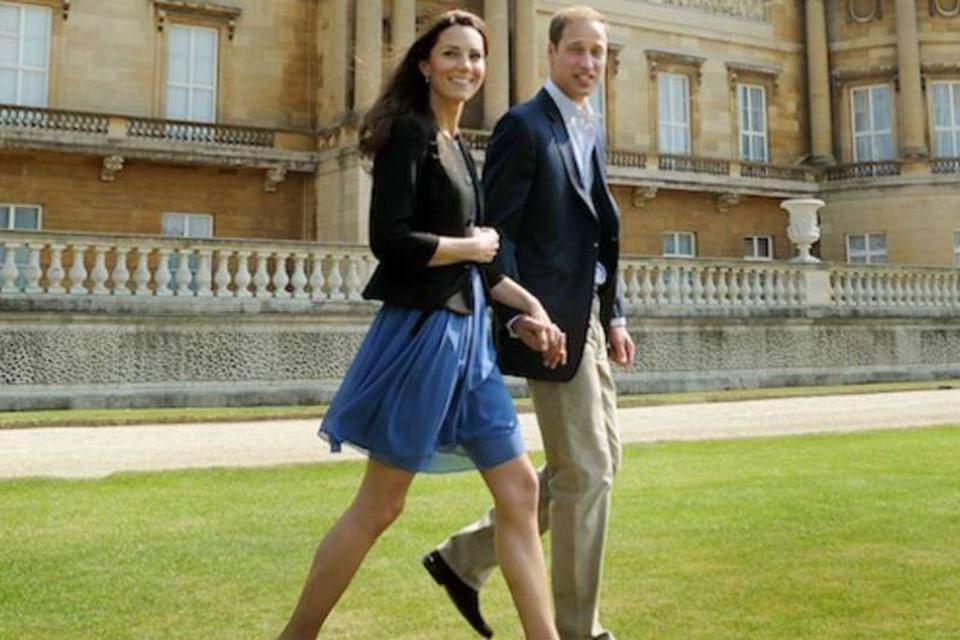 Casal real deixa Palácio de Buckingham após casamento luxuoso