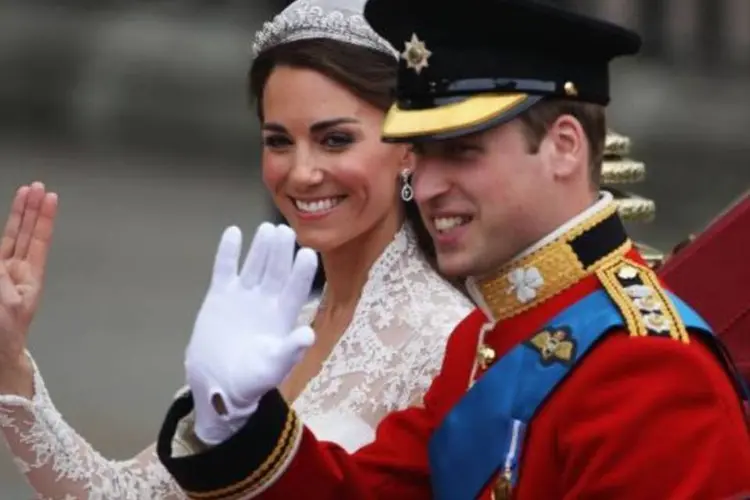 Recém-casados subiram na carruagem 1902 State Landau levada por 4 cavalos brancos (Getty Images)