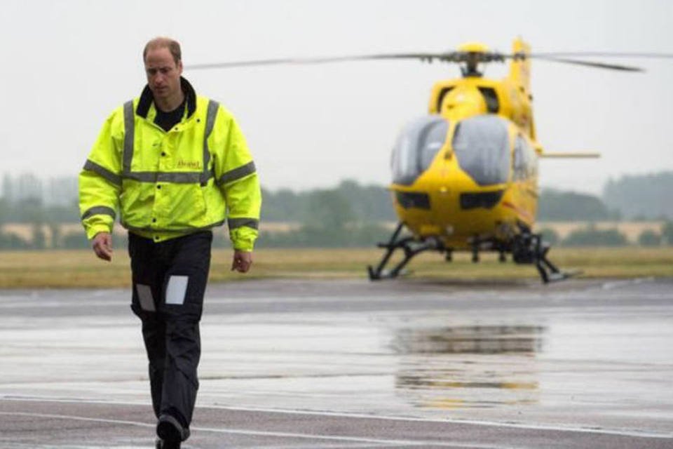 Príncipe William, da Grã-Bretanha, deixa seu helicóptero durante seu primeiro dia no trabalho de piloto de helicóptero ambulância em Cambridge (Stefan Rousseau/Pool/Reuters)