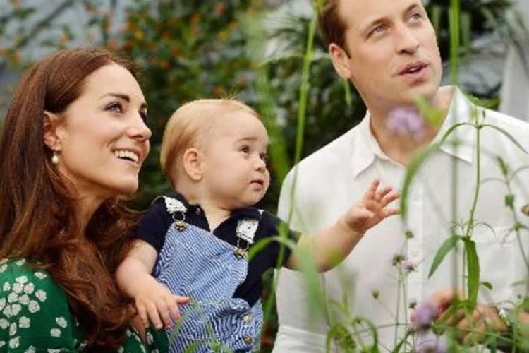 O príncipe William, da Inglaterra, a mulher, Kate, e o filho do casal, George (John Stillwell/AFP)