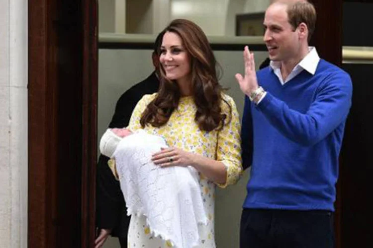 O príncipe William e Catherine Middleton apresentam a filha ao mundo, no dia 2 de maio de 2015, em Londres
 (Leon Neal/AFP)