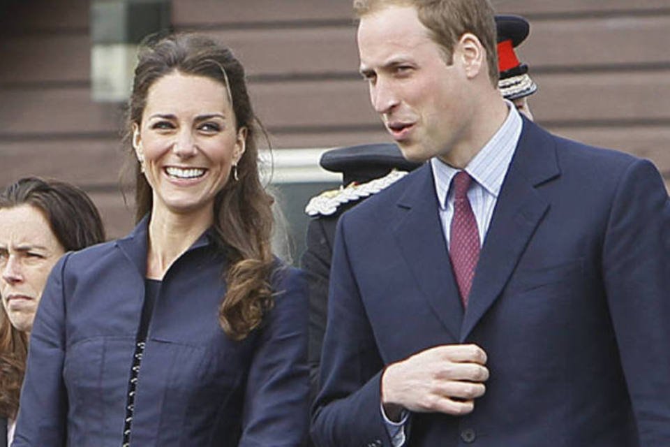 Príncipe William recebe da rainha o título de duque de Cambridge