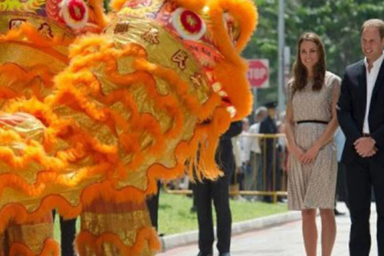 O príncipe William e sua esposa Catherine assistem apresentação em Cingapura, onde iniciam uma viagem pela Ásia e Pacífico (Nicolas Asfouri/AFP)