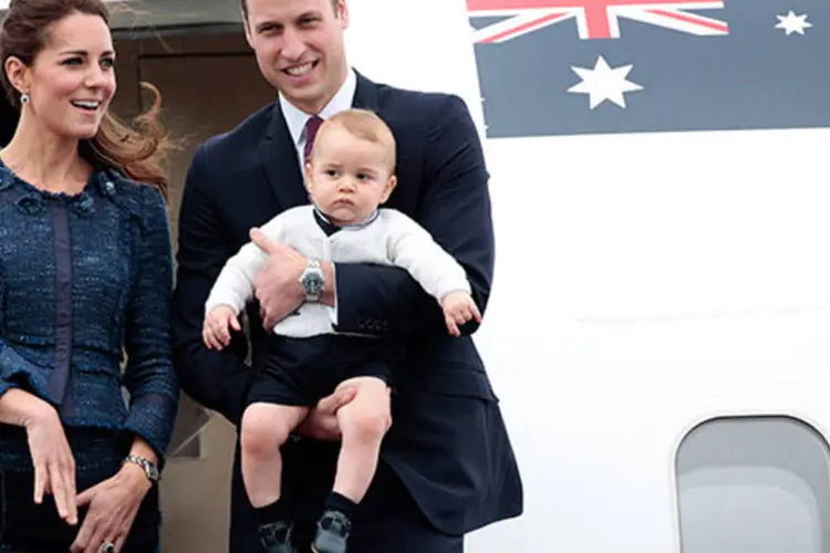 
	William, Kate e o pequeno George: o pr&iacute;ncipe &eacute; mais popular que a Rainha Elizabeth II
 (REUTERS/Phil Noble)