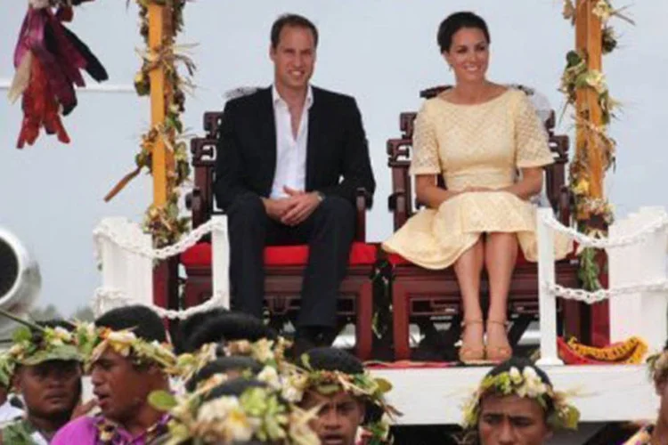 
	William e Kate, durante uma cerim&ocirc;nia em Tuvalu, &uacute;ltima parada do casal real
 (Tony Prcevich/AFP)