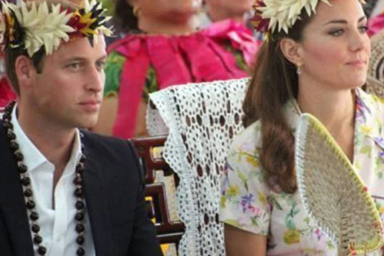 
	O pr&iacute;ncipe William e sua esposa Catherine durante cerim&ocirc;nia em Tuvalu: em algumas imagens desfiguradas, Kate aparece sem a parte de baixo do biqu&iacute;ni
 (Tony Prcevich/AFP)