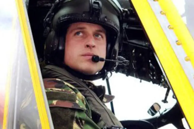 
	O pr&iacute;ncipe William no comando do Sea King: segundo na linha de sucess&atilde;o ao trono era piloto de helic&oacute;ptero de busca e resgate da For&ccedil;a A&eacute;rea Real da Gr&atilde;-Bretanha no Pa&iacute;s de Gales
 (John Stillwell/AFP)