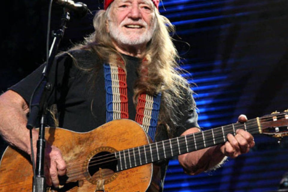 Após problemas respiratórios, Willie Nelson cai na estrada