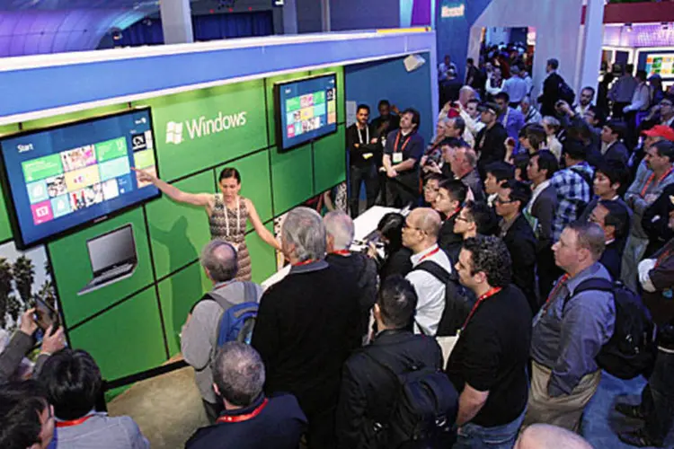 
	Demonstra&ccedil;&atilde;o do Windows 8 na feira CES 2012: tablets e PCs com o novo sistema come&ccedil;am a ser vendidos no dia 26 deste m&ecirc;s
 (Divulgação)