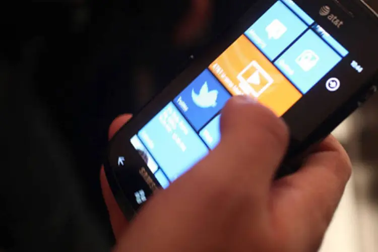 Smartphone com o sistema Windows Phone 7 (Arquivo/Getty Images)