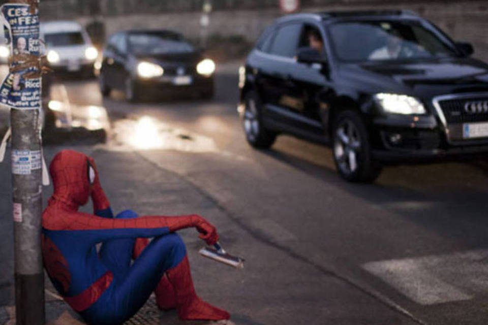 Fotógrafo transforma pessoas marginalizadas em super-heróis
