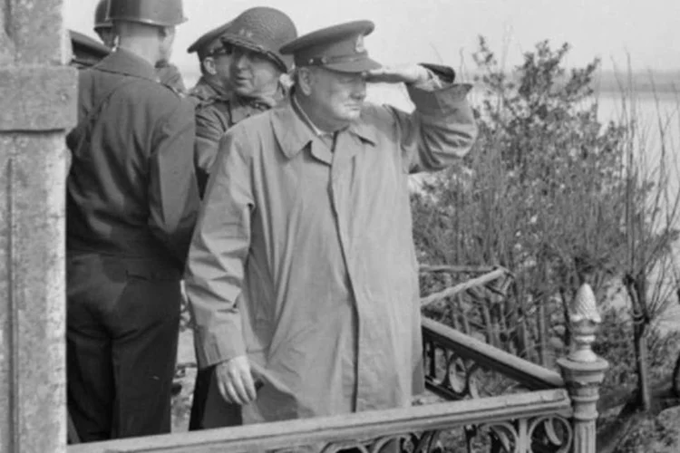 
	Winston Churchill e generais americanos em 1945: o poema &eacute; um tributo ao Imp&eacute;rio Brit&acirc;nico em que o autor lista algumas das frentes estrangeiras nos quais seu Ex&eacute;rcito tentava avan&ccedil;ar
 (Morris (Sgt), No 5 Army Film & Photographic Unit/Wikimedia Commons)