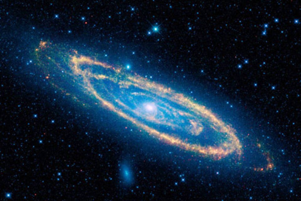 As fotos do WISE, feitas com câmeras sensíveis aos raios infravermelhos, revelam detalhes de galáxias como a de Andrômeda  (Nasa)