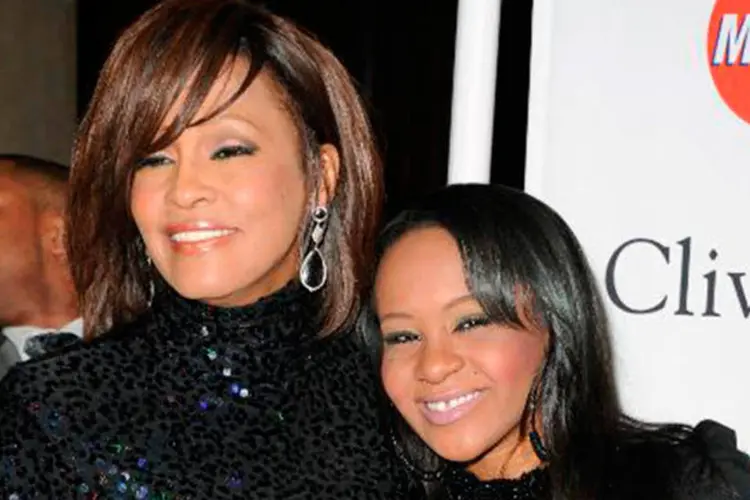 
	Bobbi Kristina Brown (D) posa para fotos ao lado da m&atilde;e, a falecida cantora pop Whitney Houston
 (Jason Merritt/AFP)