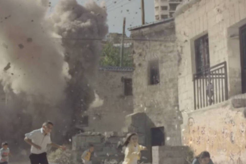 Anúncio mostra bombardeio na Síria de trás para frente