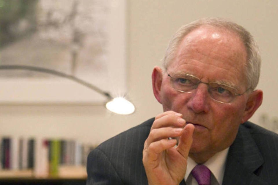Schaeuble defende imposto sobre gasolina para gerir migração