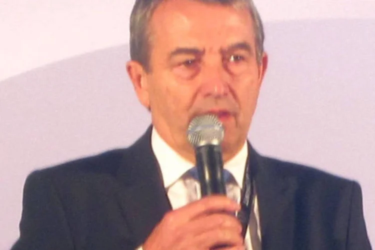 
	Presidente da Federa&ccedil;&atilde;o Alem&atilde; de Futebol, Wolfgang Niersbach: &quot;qualquer jogador que assuma sua homossexualidade pode contar com nosso apoio&quot;, garantiu
 (Wikimedia Commons)
