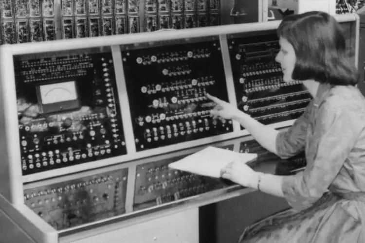 Mulheres e computadores: quase 40% das salas de aula do curso de ciência da computação nos anos 60 e 70 eram compostas por mulheres (Keystone/Getty Images)