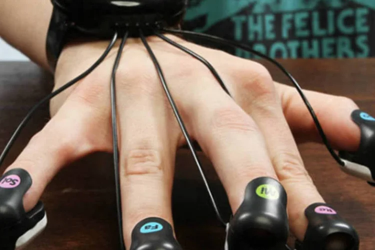  Wrist-Mounted Finger Piano (Divulgação)