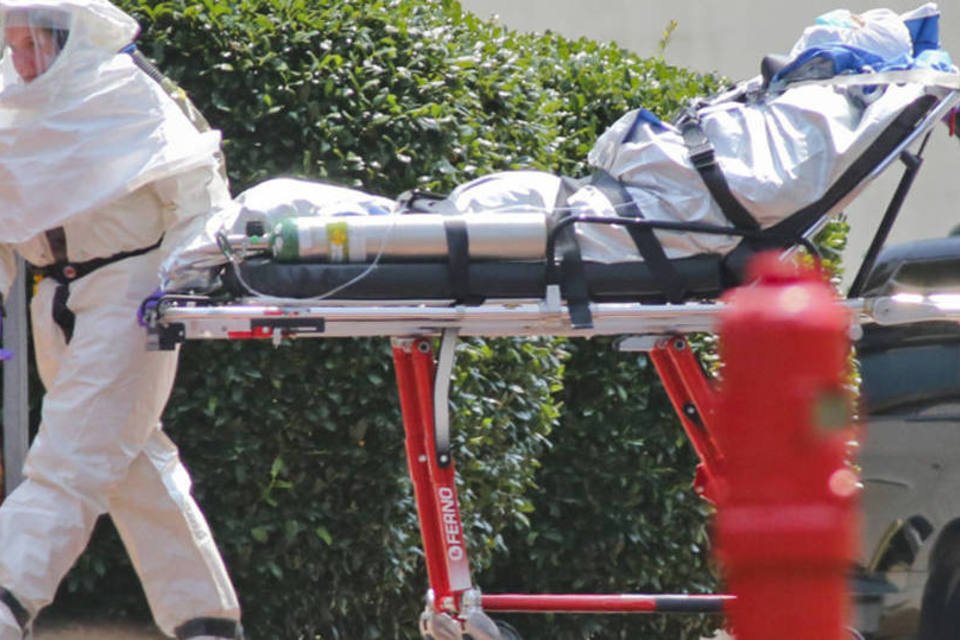 Trabalhadora de ajuda humanitária deixa hospital após ebola