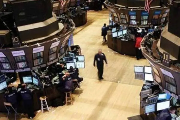 Índice Dow Jones recuou 0,96% nesta sexta-feira; investidores estão cautelosos (AFP/Spencer Platt)