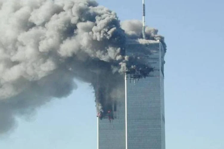 
	Torres g&ecirc;meas pegam fogo depois do choque dos avi&otilde;es: as pessoas que trabalharam no Marco Zero e contra&iacute;ram ou v&atilde;o contrair at&eacute; 50 tipos da doen&ccedil;a v&atilde;o receber cobertura m&eacute;dica do Estado
 (Getty Images)