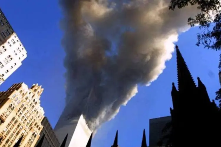 Nuvem de fumaça aumenta instantes após o primeiro choque contra o World Trade Center  (Mario Tama/Getty Images)