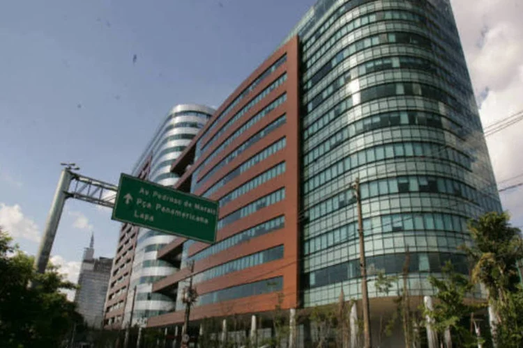 
	Sede da WTorre, na capital paulista: o ex-gerente de Servi&ccedil;os da Petrobras afirmou em dela&ccedil;&atilde;o ter recebido entre R$ 400 mil e R$ 600 mil da Wtorre em troca de &quot;bom relacionamento&quot; na estatal
 (Fernando Moraes/Veja)