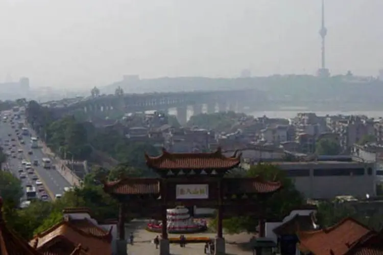 
	Wuhan, na China, &eacute; uma das cidades mais povoadas da bacia do Yang Ts&eacute;
 (Wikimedia Commons)