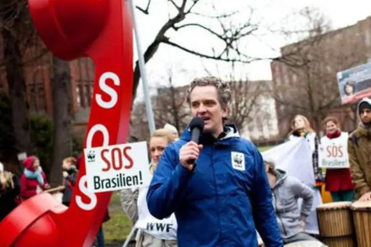 No centro de Berlim, na Alemanha, foram distribuídos cartazes e mensagens com a frase “Veta, Dilma" (Dirk Mathesius/WWF Alemanha)