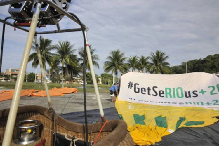 WWF tenta inflar balão próximo ao Rio Centro, local onde os chefes de Estado se reunirão durante a Rio+20 (Marcello Casal Jr/ABr)
