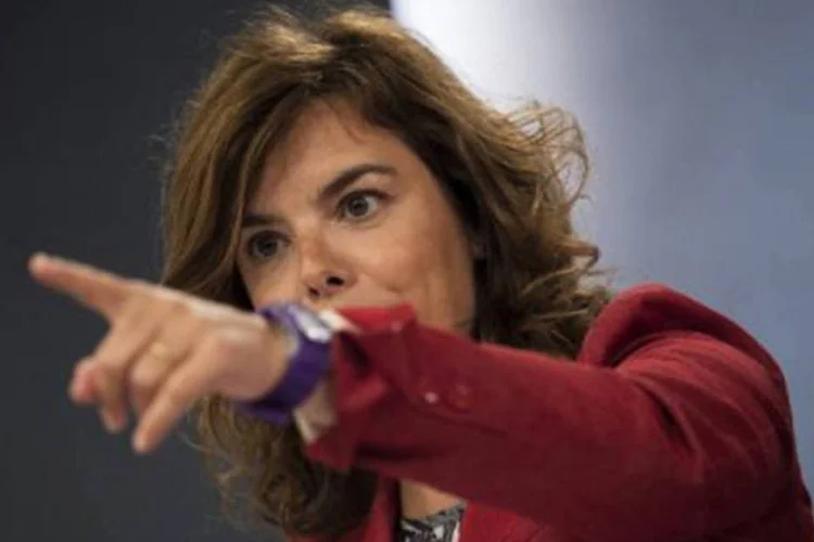 
	A porta-voz do governo espanhol, Soraya Saenz de Santamar&iacute;a: este fundo p&uacute;blico, ao qual poder&atilde;o recorrer as 17 regi&otilde;es aut&ocirc;nomas, est&aacute; dotado de 18 bilh&otilde;es de euros
 (Dani Pozo/AFP)
