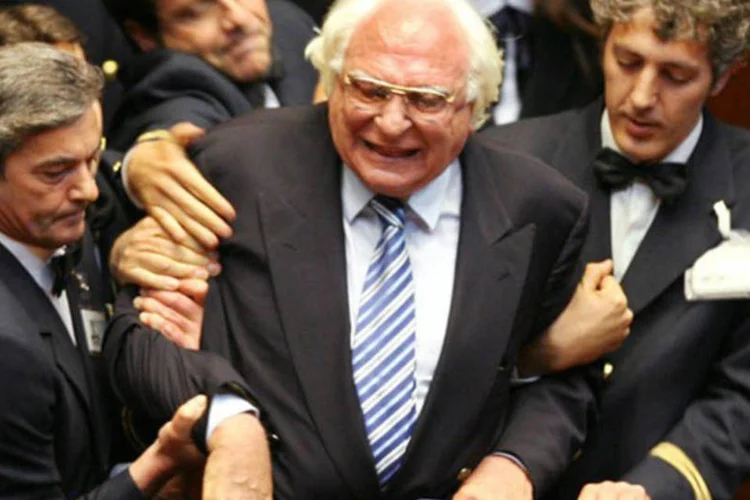 
	O l&iacute;der radical italiano, Marco Pannella, se indigna durante as elei&ccedil;&otilde;es presidenciais de 2006: ele est&aacute; sem comer para denunciar o mau estado das pris&otilde;es
 (Alberto Pizzoli/AFP)