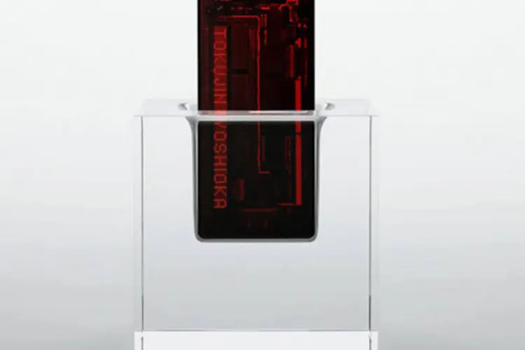 Celular transparente desenvolvido pelo designer Tokujin Yoshioka  (Tokujin Yoshioka/DIVULGAÇÃO)