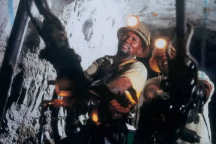 Trabalhadores em uma mina da Anglo American Platinum na África do Sul (Anglo American/Bloomberg News.)