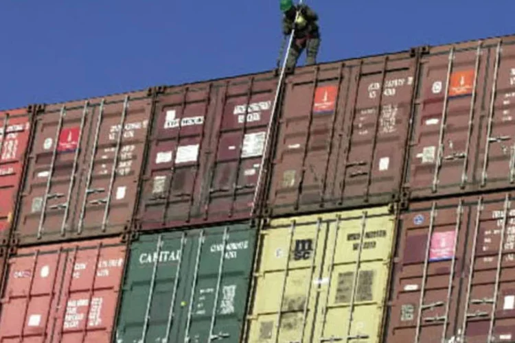
	Cont&ecirc;ineres no porto de Buenos Aires, na Argentina: opositor defende clima melhor com o Brasil
 (Diego Giudice/Bloomberg News)