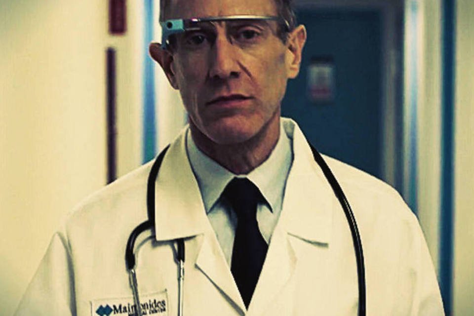 
	M&eacute;dico com Google Glass: vers&atilde;o adaptada do gadget foi adotada em hospital de Boston, nos Estados Unidos
 (Reprodução/Youtube)