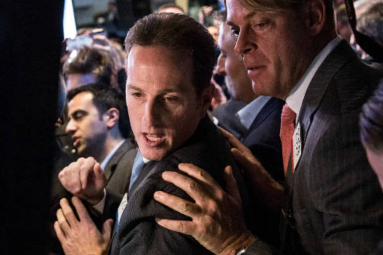 
	Investidores acompanham os n&uacute;meros do Twitter na Bolsa de Nova York: &iacute;ndice Dow Jones fechou em alta de 115,92 pontos (0,71%), em 16.373,86 pontos
 (Andrew Burton/Getty Images)