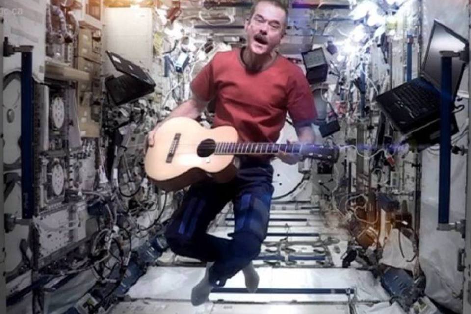 Astronauta canadense grava videoclipe musical no espaço