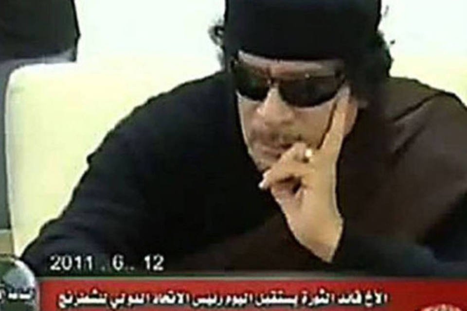 Kadafi joga xadrez com russo na TV líbia
