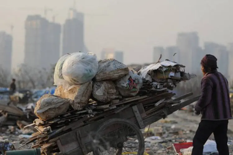 
	Catadores de lixo na China: coeficiente de Gini do pa&iacute;s teve uma redu&ccedil;&atilde;o modesta&nbsp;, de 0,491 em 2008 para 0,477 em 2011 e 0,474 em 2012
 (AFP)